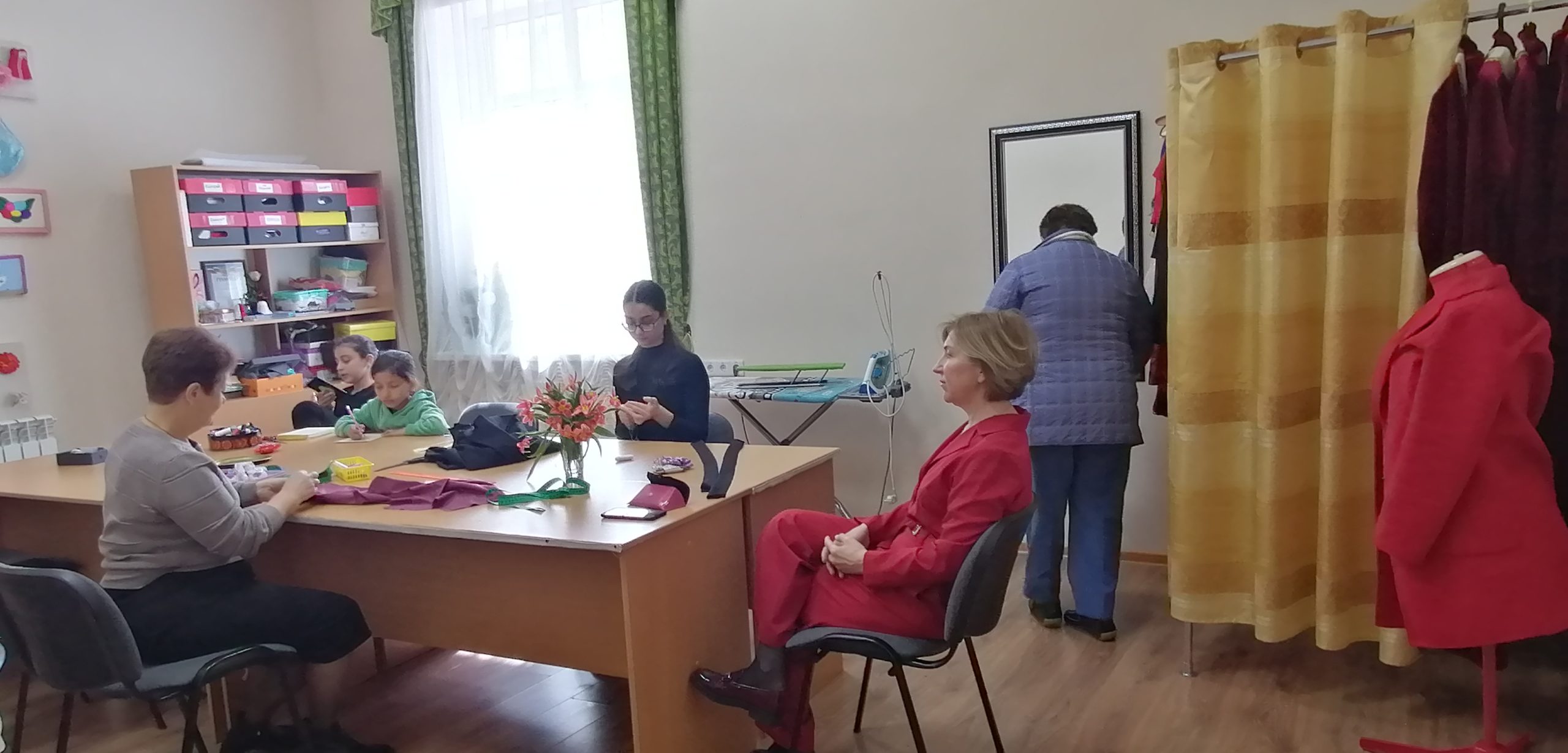 Занятия кружка кройки и шитья с удовольствием посещают и взрослые и дети. Девочки под руководством профессионала высокого класса Тер-Оскановой Елены Юрьевны шьют все начиная с простых юбок и заканчивая куртками и кардиганами.